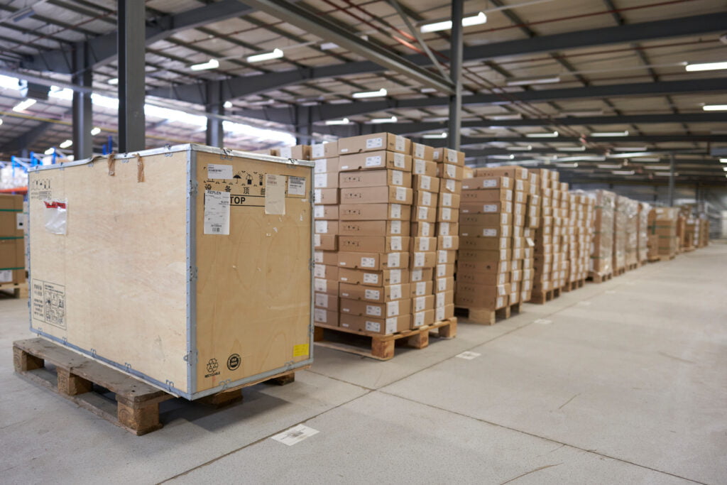 Opslag van kratten in warehouse Maastricht-airport